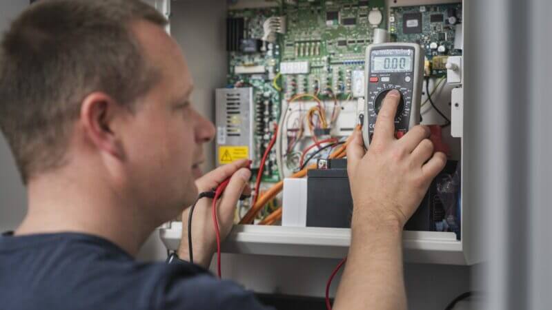 Marcel Lange beim Strom messen in der Einbruchmeldeanlage, Sicherheitstechnik EMA, Überfallmeldeanlage